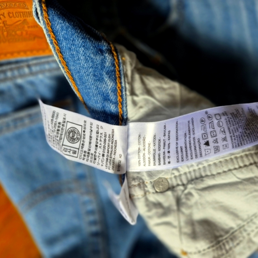 Levi's Blue Ankle Cropped Wedgie Jeans: NWOT, NEVER WORN. - Picture 8 of 8